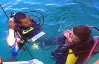 Een instructeur en een student tijdens "Discover SCUBA diving"